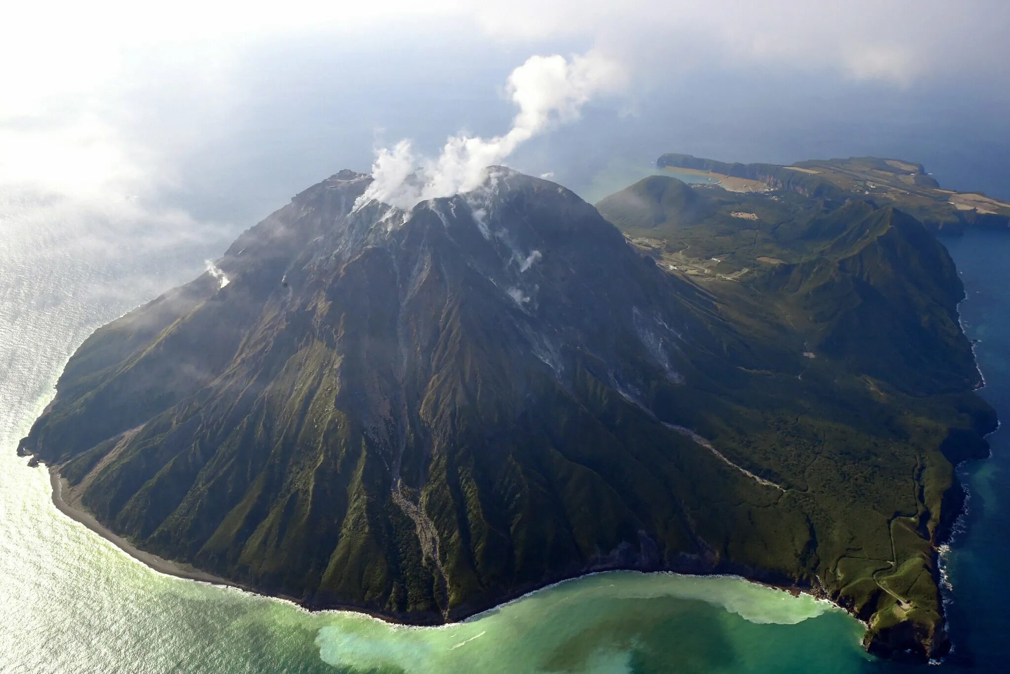 Volcano island. Кюсю остров кальдера. Кальдера Кикай. Вулкан Креницына восхождение. Остров Стромболи.