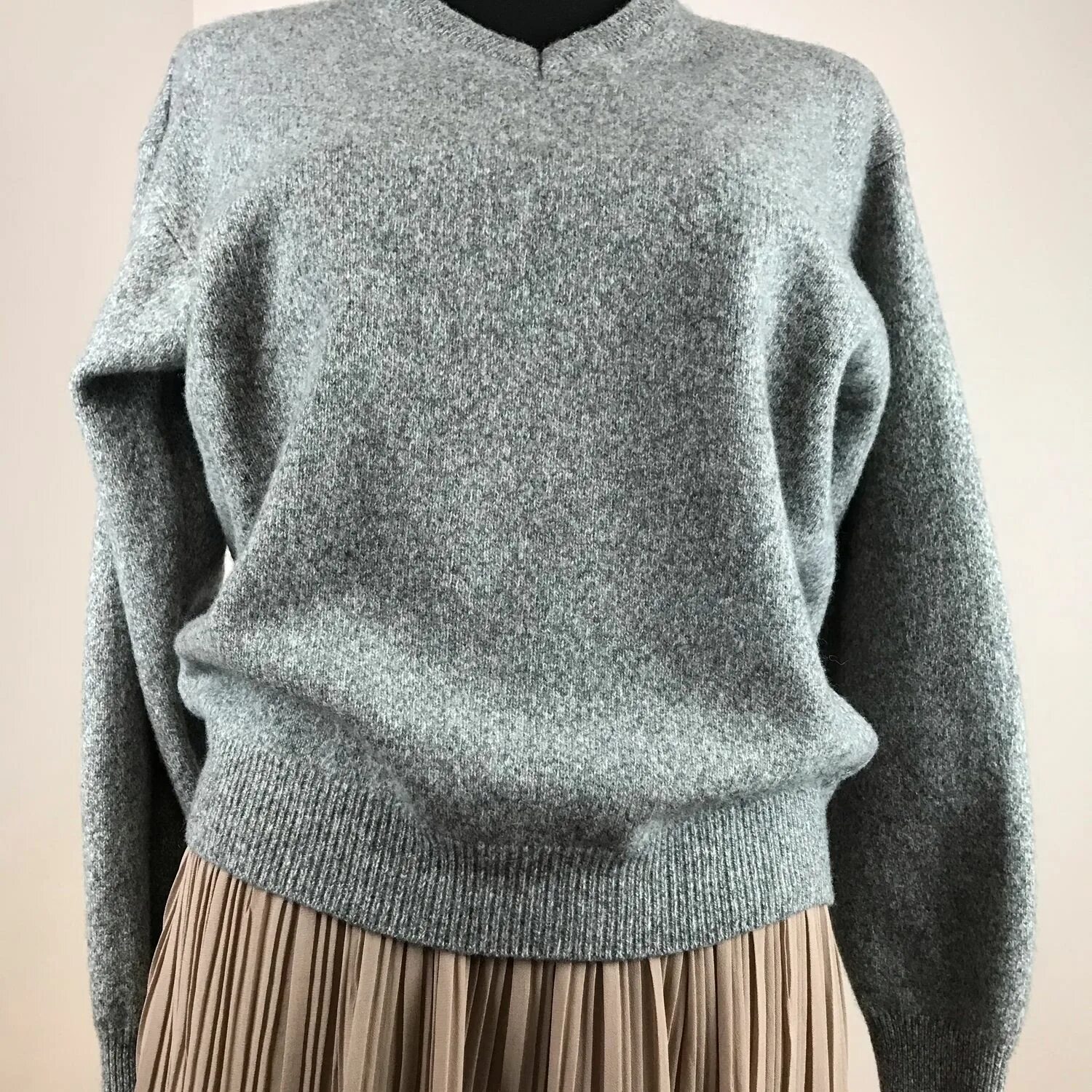 Mohair wool. шерстяные свитеры как правильно. вязаный свитер. девушка в шерстяной кофте. коричневый вязаный свитер мужской.