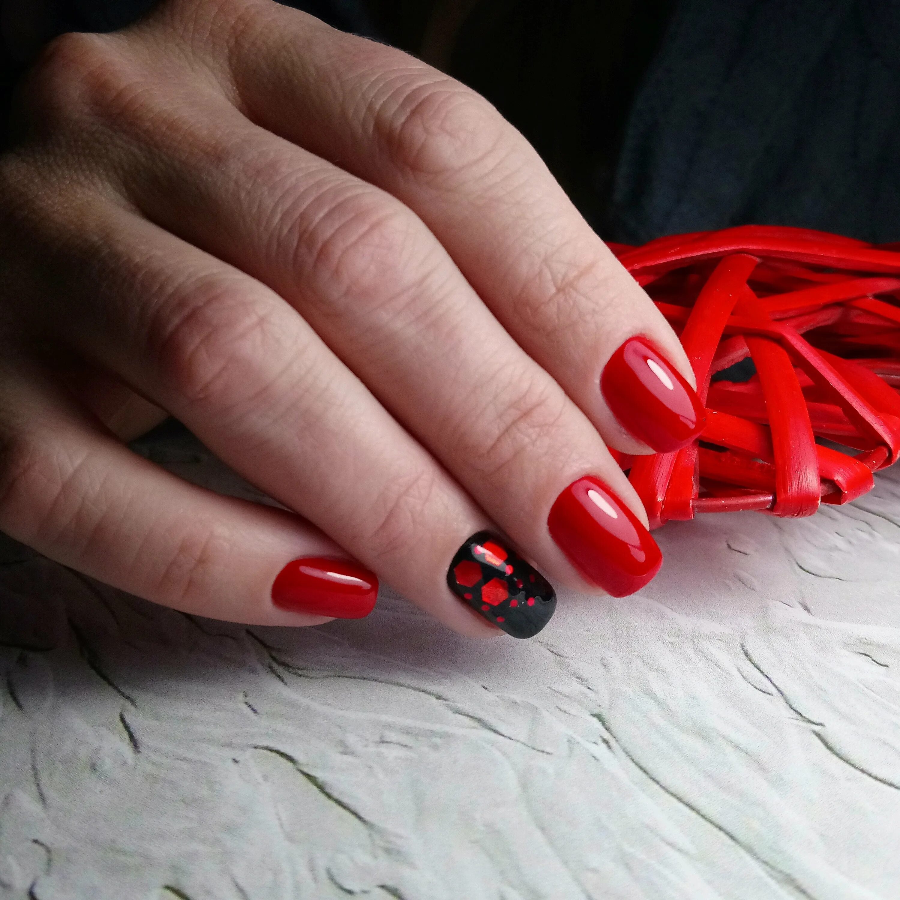 Френч красный с блестками. Красный светоотражающий френч. Французский маникюр с красными кончиками. Красный светоотражающий френч. Красный светоотражающий френч.