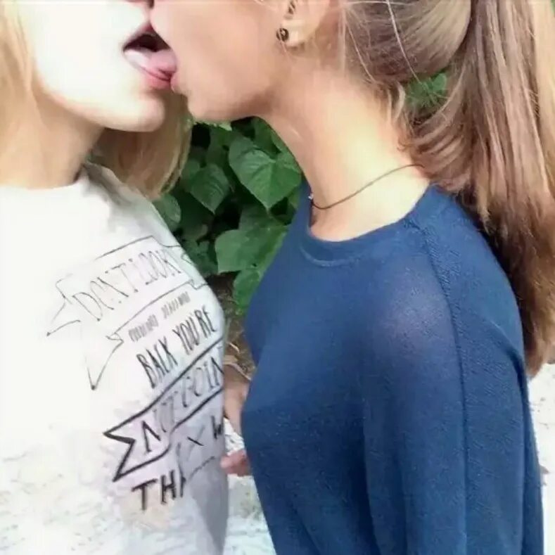 Лесбиянки телега. Две девочки с языком. Девочки сосутся в школе. Девушки 14+. Французский поцелуй двух девушек.