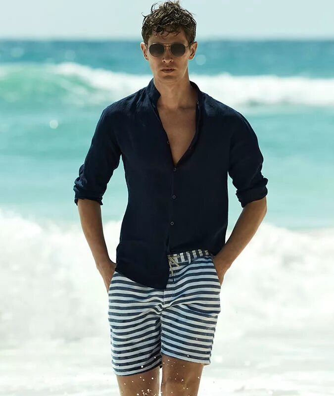Летние мужские комплекты. Летняя одежда для мужчин. Парень в пляжной одежде. Пляжный стиль одежды мужчины. Пляжная одежда для мужчин.