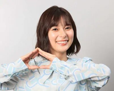 手 で お に ぎ り の 形 を つ く り 笑 顔 を 見 せ る 芳 根 京 子(撮 影-尾 崎 有 希) 