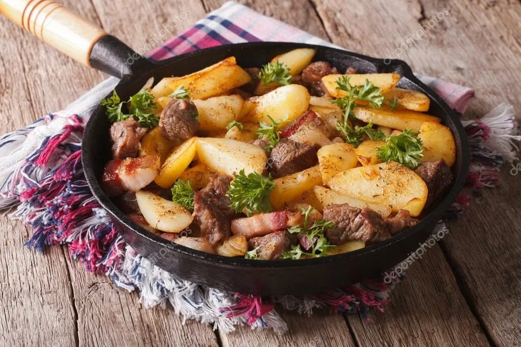 Копченая картошка с грибами. Мясная сковородка с картошкой. картошка с мясом на сковородке. жареная картошка с мясом на сковороде. картошечка с мясом на сковороде.
