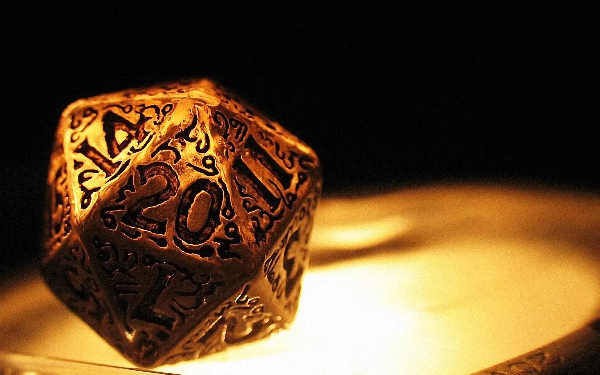 Число удачи 4. Gold d20 dice. Магический кубик. Игральные кости фэнтези. Нумерология.