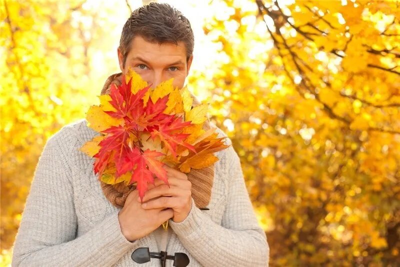 Запах листьев осенью. Мужчина с листвой. Мужчина осень. Мужчина в осеннем парке. Осень люди.