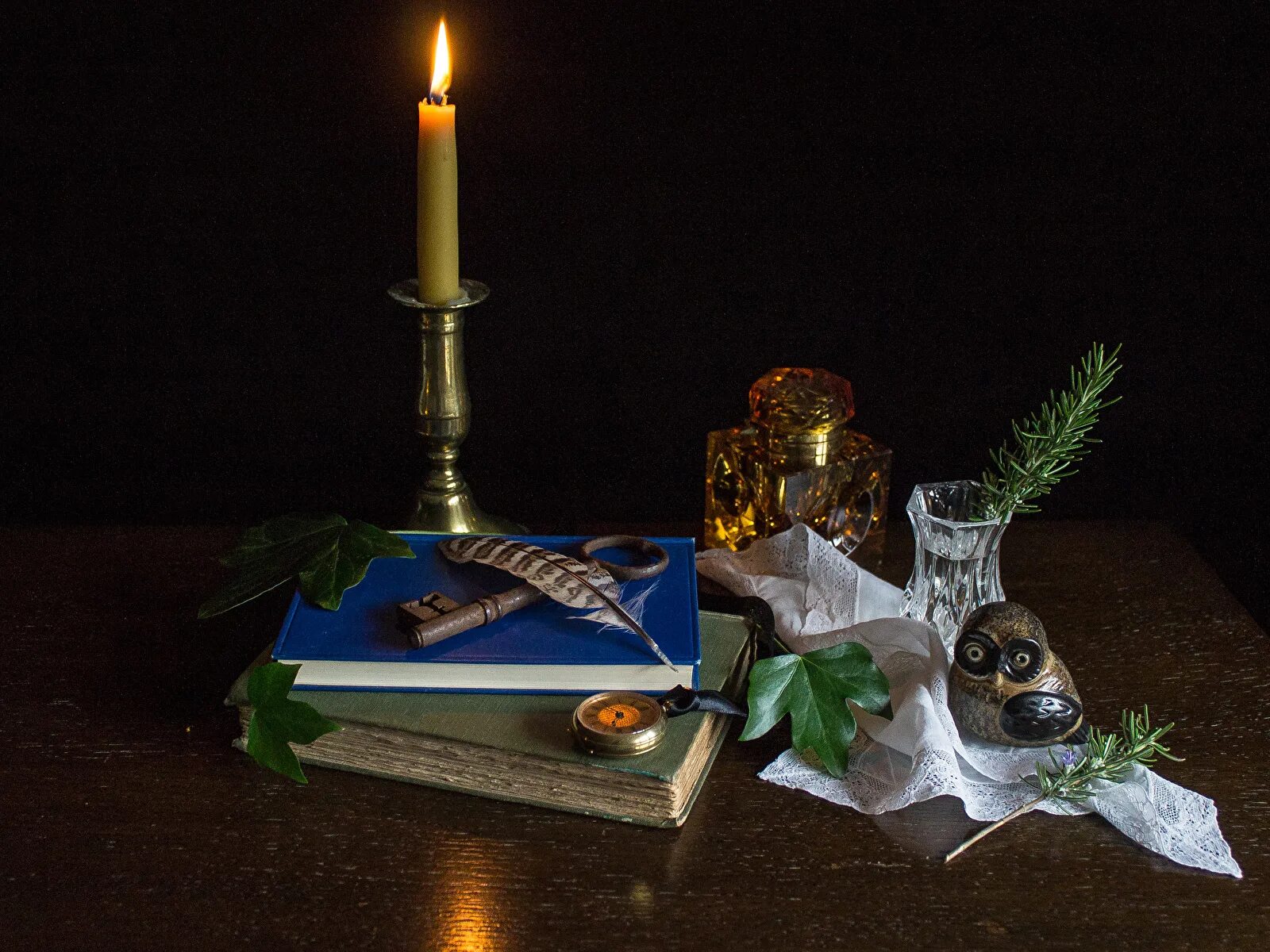 На столе стоит свеча которая отражается. Натюрморт со свечой. Натюрморт с книгой и свечой. Свеча на столе. Книжка со свечкой.