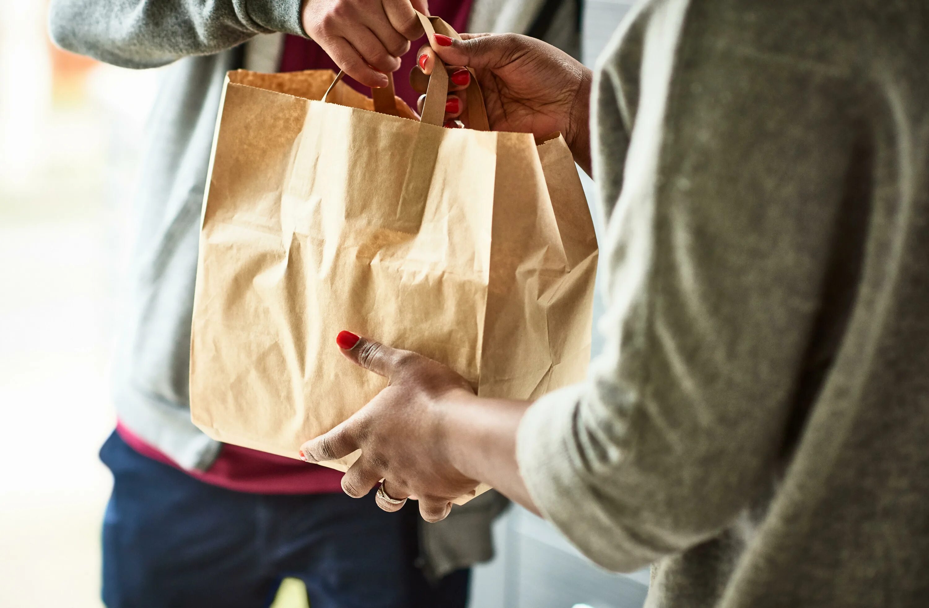 Доставку каждого отдельного пакета. Пакет с продуктами в руке. Доставщик с пакетом. Человек пакет. Пакет с продуктами передают.