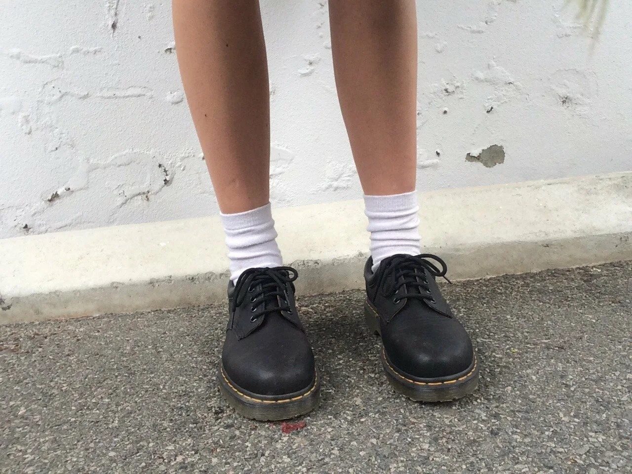 Белые носки под ботинки. Мартинсы гранж. носки dr martens. 1461 мартинсы черные. мартинсы 10966.