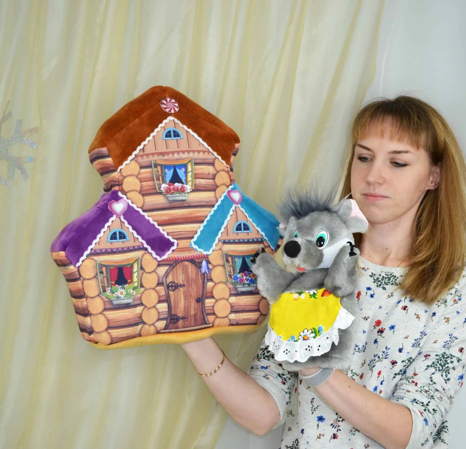 Декорация теремок для детского сада. Теремок кукольный театр саратов. Декорация домик для детского сада. П. Теремок домик для спектакля.