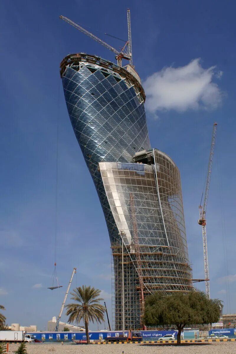 Какие бывают башни. Capital Gate в Абу-Даби. Падающая башня Абу Даби. Падающая башня «Кэпитал гейт», Абу-Даби, ОАЭ. Падающий небоскреб в Абу Даби.