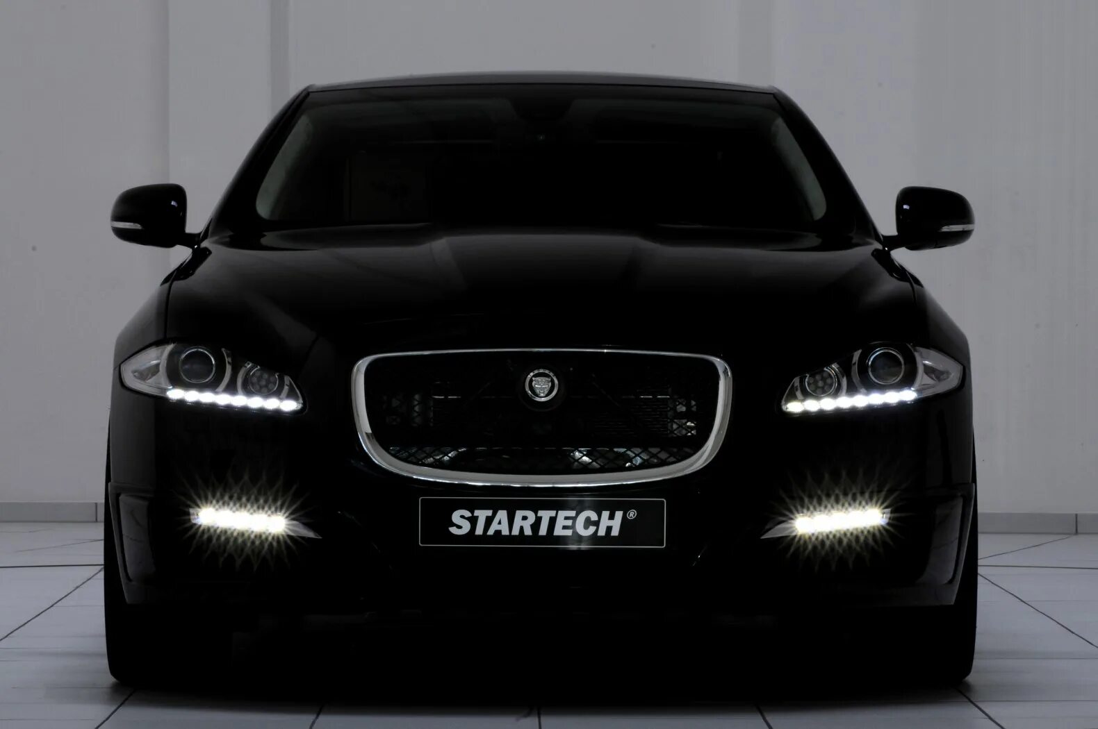 Черная машина перед. ДХО Jaguar XF. Габаритные огни Jaguar XF. Ягуар XF фары ночью. Фара Jaguar XJ.
