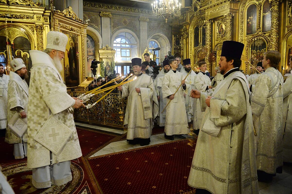 Причащение в церкви после крещения ребенка грудничка. Литургия после крещения. Великое освещение патриаршего собора. Крещение 2023. Причащение младенца.
