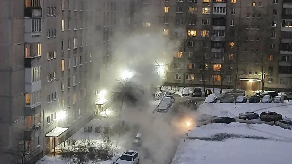 Качество воды в реках. Двор санкт петербурга лужи. Вода в фрунзенском районе. Как живут жители минска. Грязная лужа во дворе.