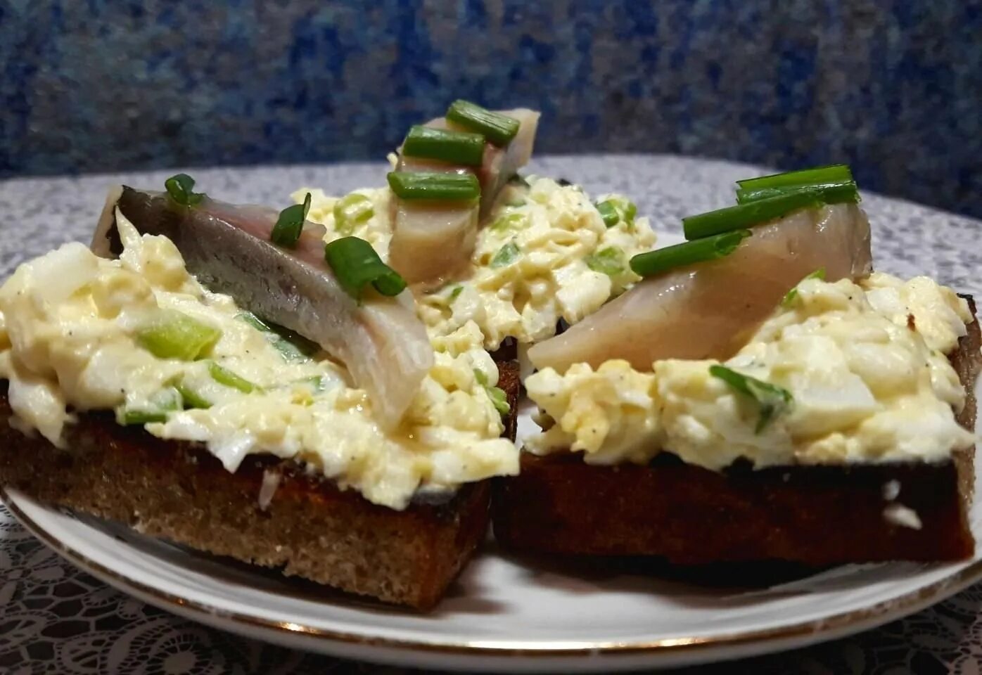Селедочный бутерброд. Гренки с яйцом и селёдочкой. бутерброд с селедкой и яйцом. бутерброды с бородинским хлебом и селедкой. бутерброд с сельдью и яйцом.