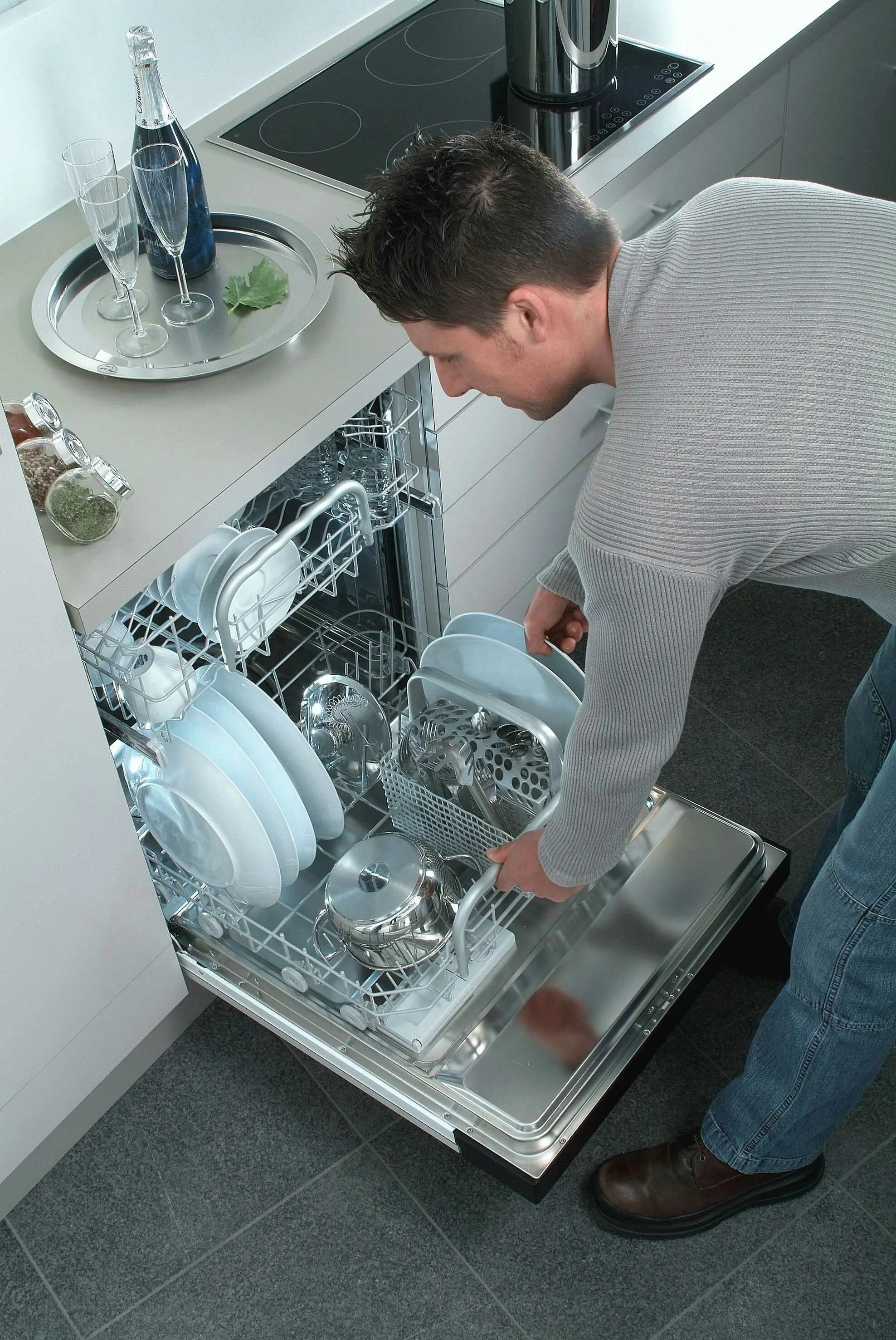 Для посудомоечных машин. Посуда моющая машина. Эксплуатация посудомоечной машины. Посудомоечная машина на кухне.