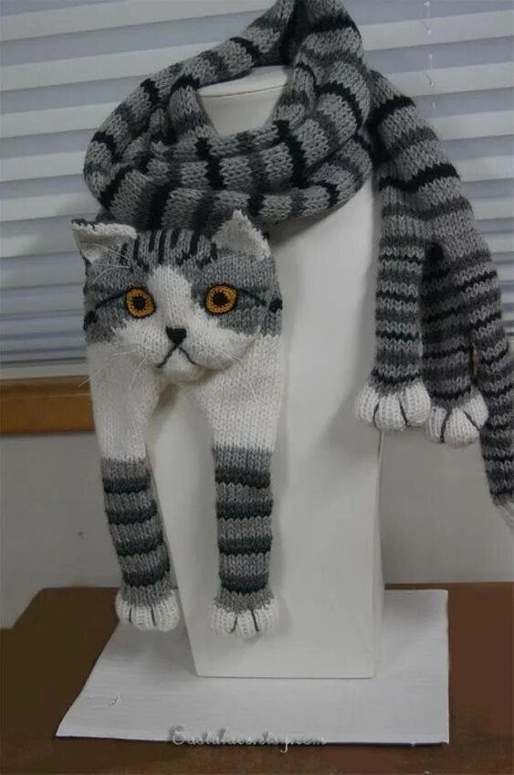 Шарф с котами. Кот в шарфе. Котик в шарфике. Шарф для кота вязаный. Шарф с мордочкой кота.