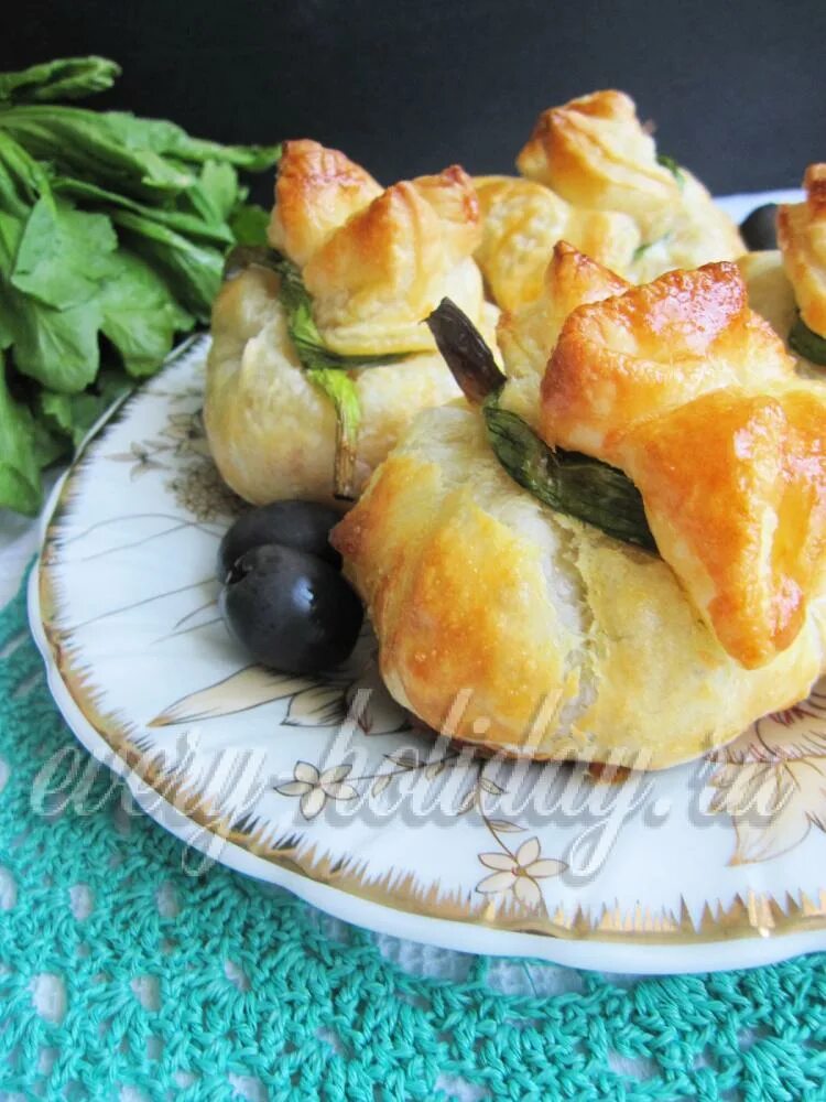 Слоеные мешочки с курицей. Кулечки из слоеного теста. жульен в мешочках из слоеного теста. семга в мешочке из слоеного теста. сырные мешочки из сулугуни с начинкой.