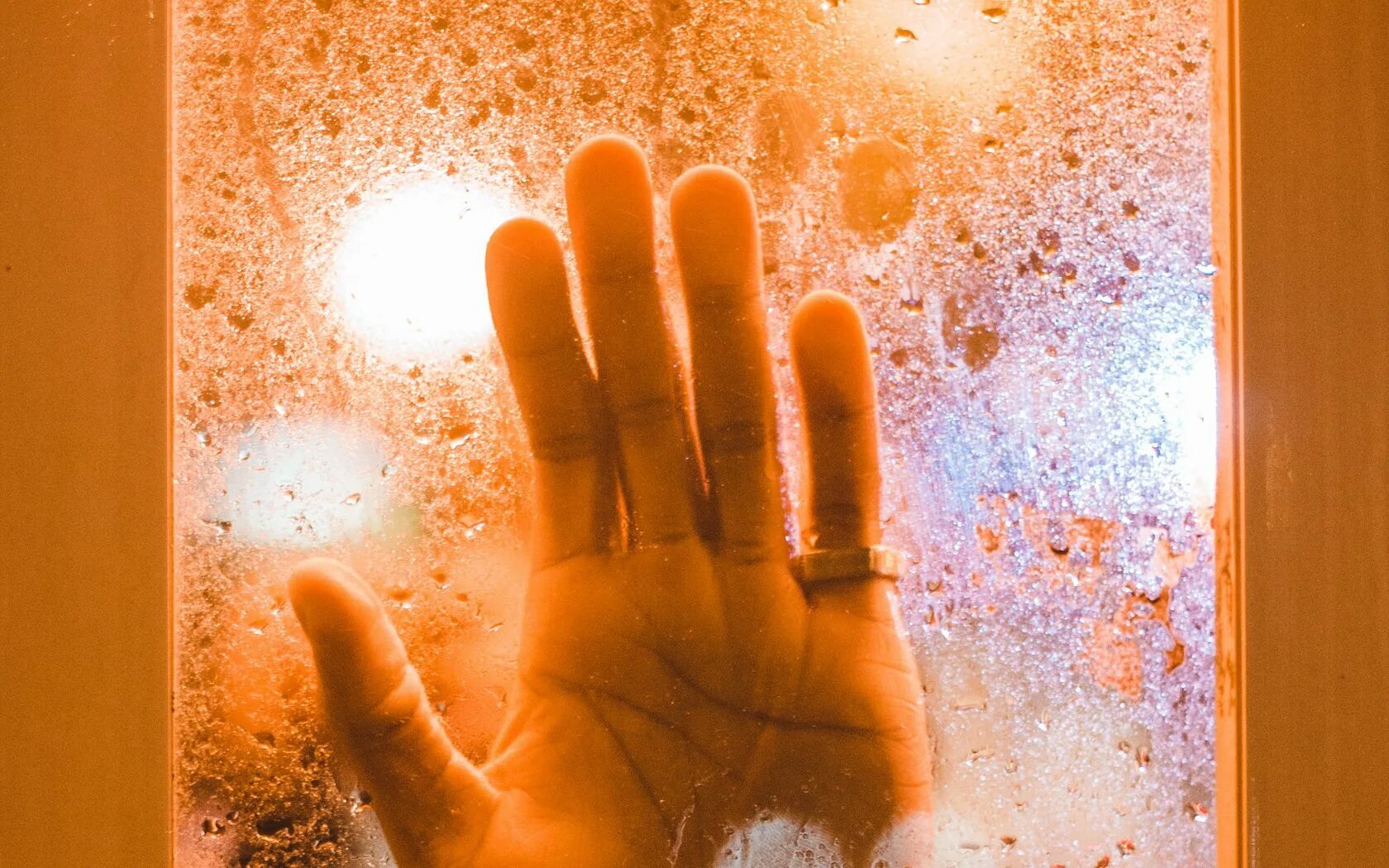 Разбитое стекло эстетика. Рука на окне. Стекло в руке. Рука на стекле. Ладонь на стекле.