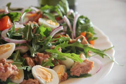 Тунец с яйцами и зеленым луком