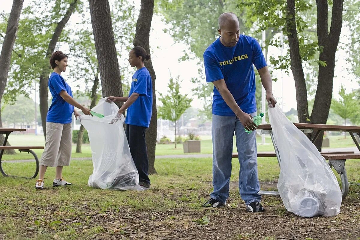 Local clean. To pick up Trash. Clean up the Trash. Pick up Trash photo. Picking up.