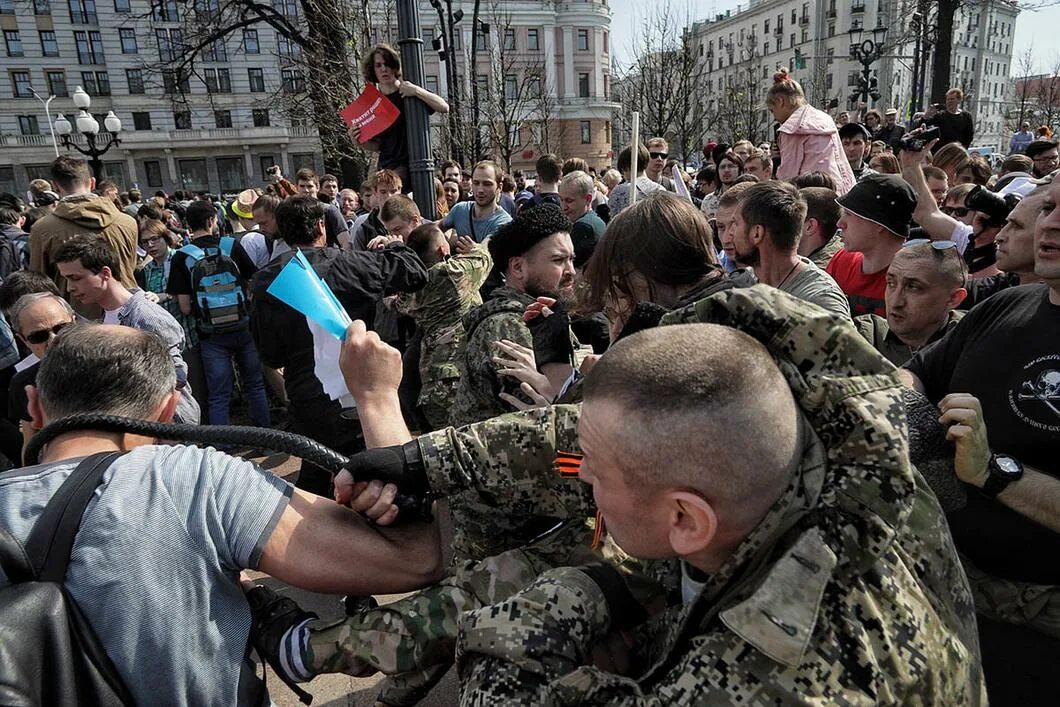 Против нападения. Казаки нагайками разгоняют митинг в Москве. Казаки с нагайками в Москве. Казаки избивают протестующих в Москве.