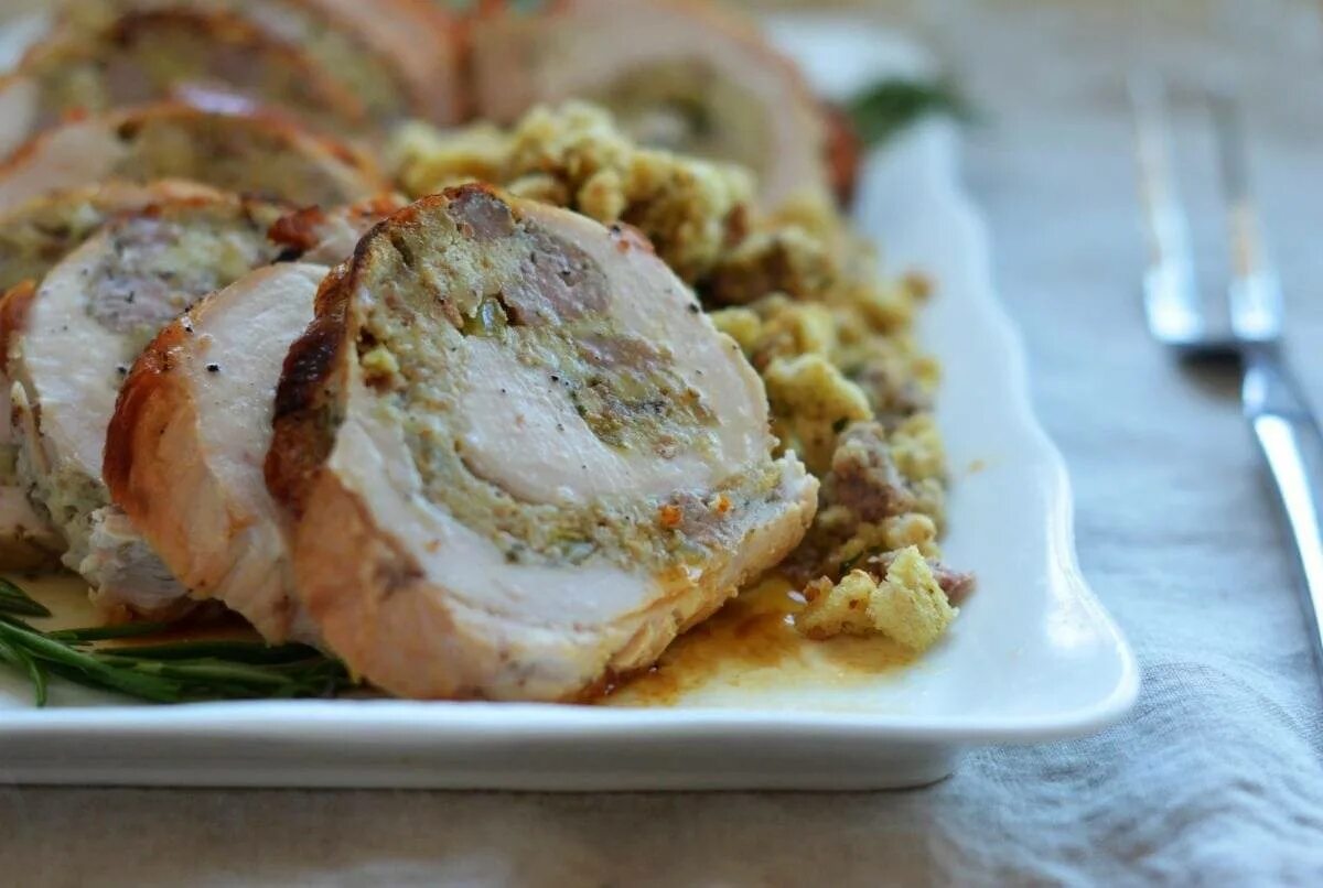Грудка индейки что приготовить быстро и вкусно. Филе индейки рулет. рулет грудка индейки. мясной рулет из индейки в духовке. рулет из филе индейки.
