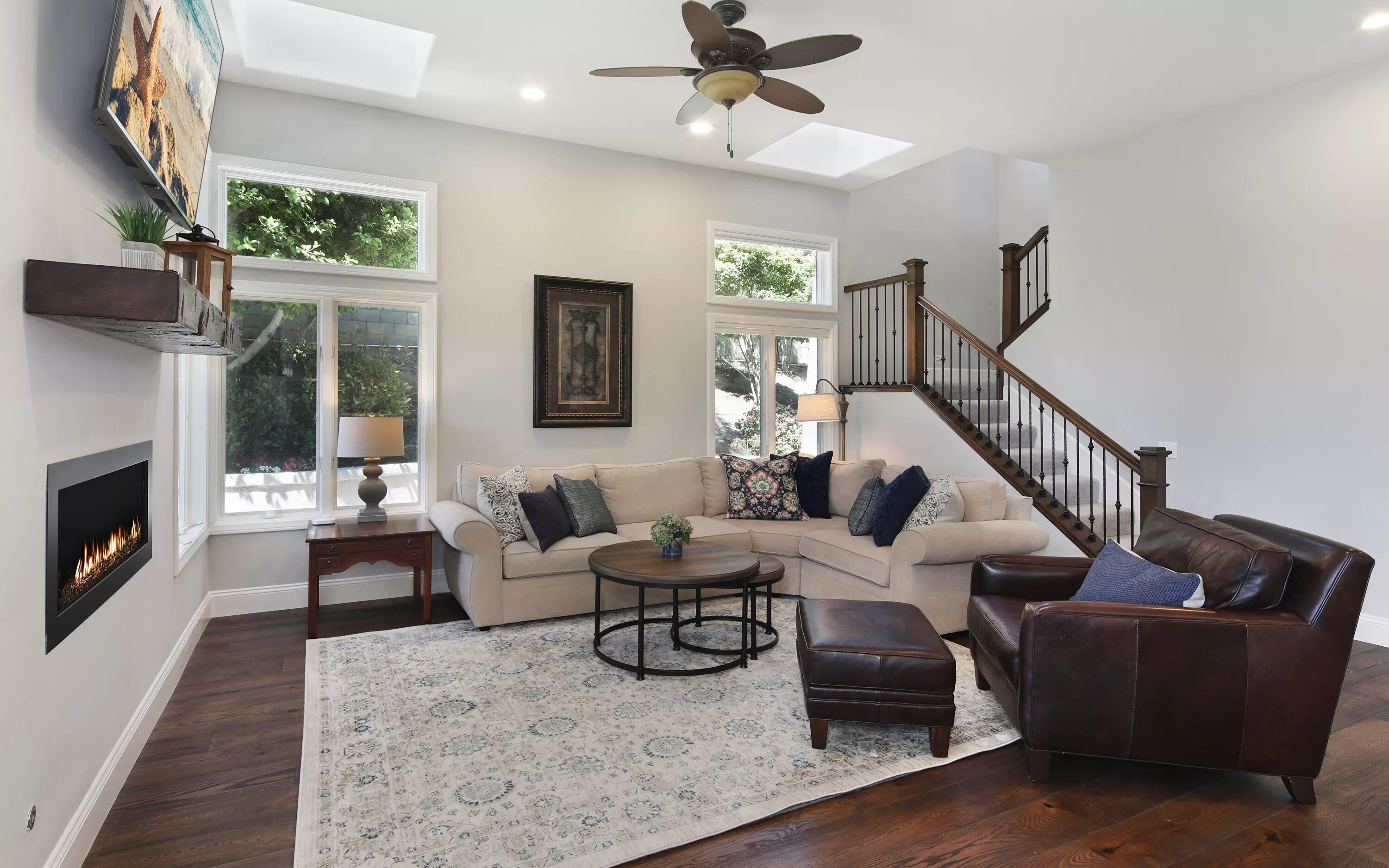 Химчистка мебели алматы. Дом диванов ковров. Ковер для углового дивана. Химчистка мягкой мебели. Коврик возле дивана.