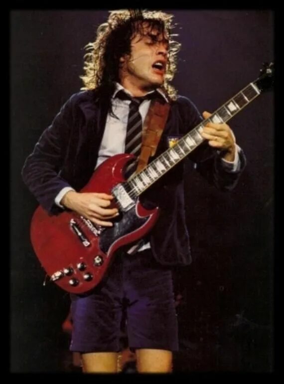 Гитарист AC DC Ангус. Angus young AC/DC гитара. Guitar Gibson SG Angus young AC DC. Angus young с гитарой.