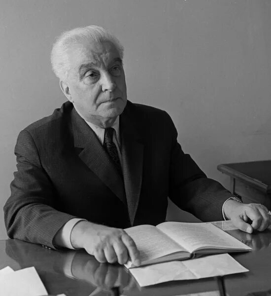 Виноградов картинки. Виктор Владимирович Виноградов (1895-1969). Виктор Виноградов лингвист. Виктор Владимирович Виноградов лингвист. Виноградов Владимир Владимирович лингвист.