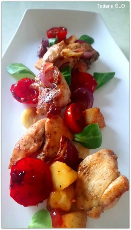 ресторанные блюда. куриные грудки с гранатом. салат с гранатовыми зернами и курицей. куриная грудка с яблоками. индейка с клюквенным соусом.