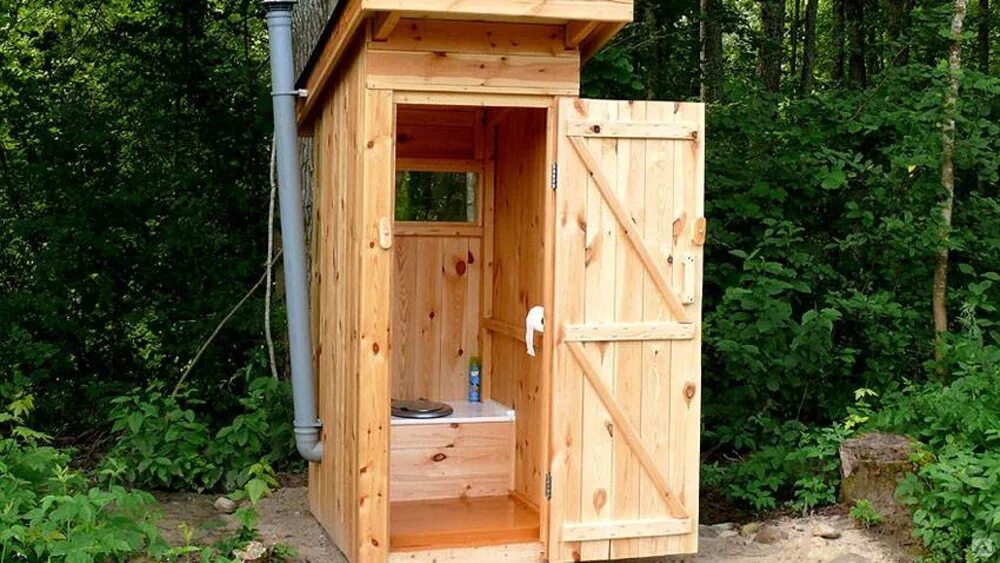 Уличный туалет своими руками из дерева. Туалет дачный. Туалет дачный деревянный. Уличный туалет для дачи. Туалет уличный деревянный.
