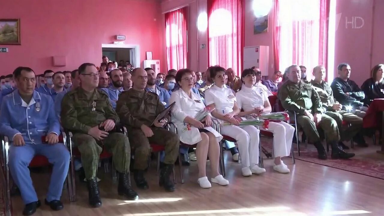 Списки в госпиталях сегодня. Награждение солдат в госпитале. Награждение военных в госпитале. Награждение солдат в Ростовском госпитале. Награждение военнослужащих в госпитале орденом Мужества.