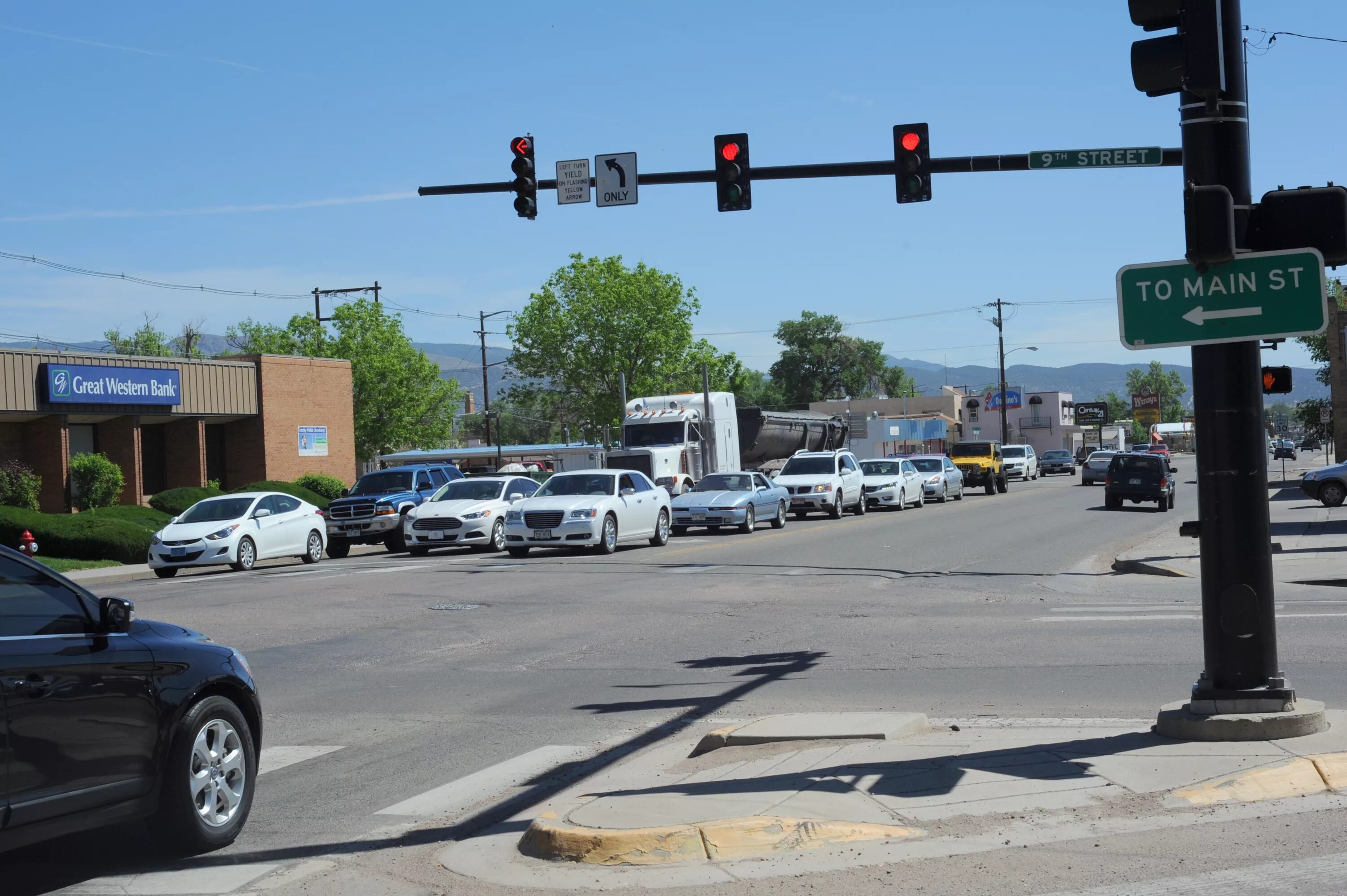 Иллюстрация светофор для машин. Traffic light and car. Батуми пешеходный переход. The car stopped the traffic light. The car stopped the traffic lights.