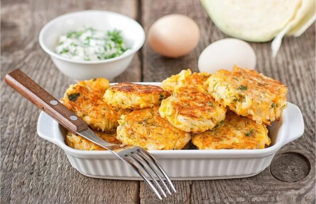 Капустные котлеты очень вкусные на сковороде. Капустные котлеты. биточки из капусты. постные котлеты. котлеты из цветной капусты.