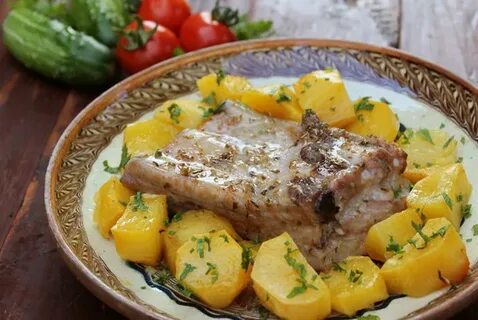 Картошка с ребрышками и грибами в духовке