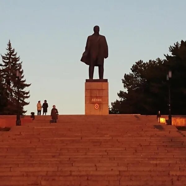 Ленина г черкесск. Площадь Ленина Пятигорск. Памятник Ленину в Пятигорске. Статуя Ленина Пятигорск. Памятник Ленину в Пятигорске высота.