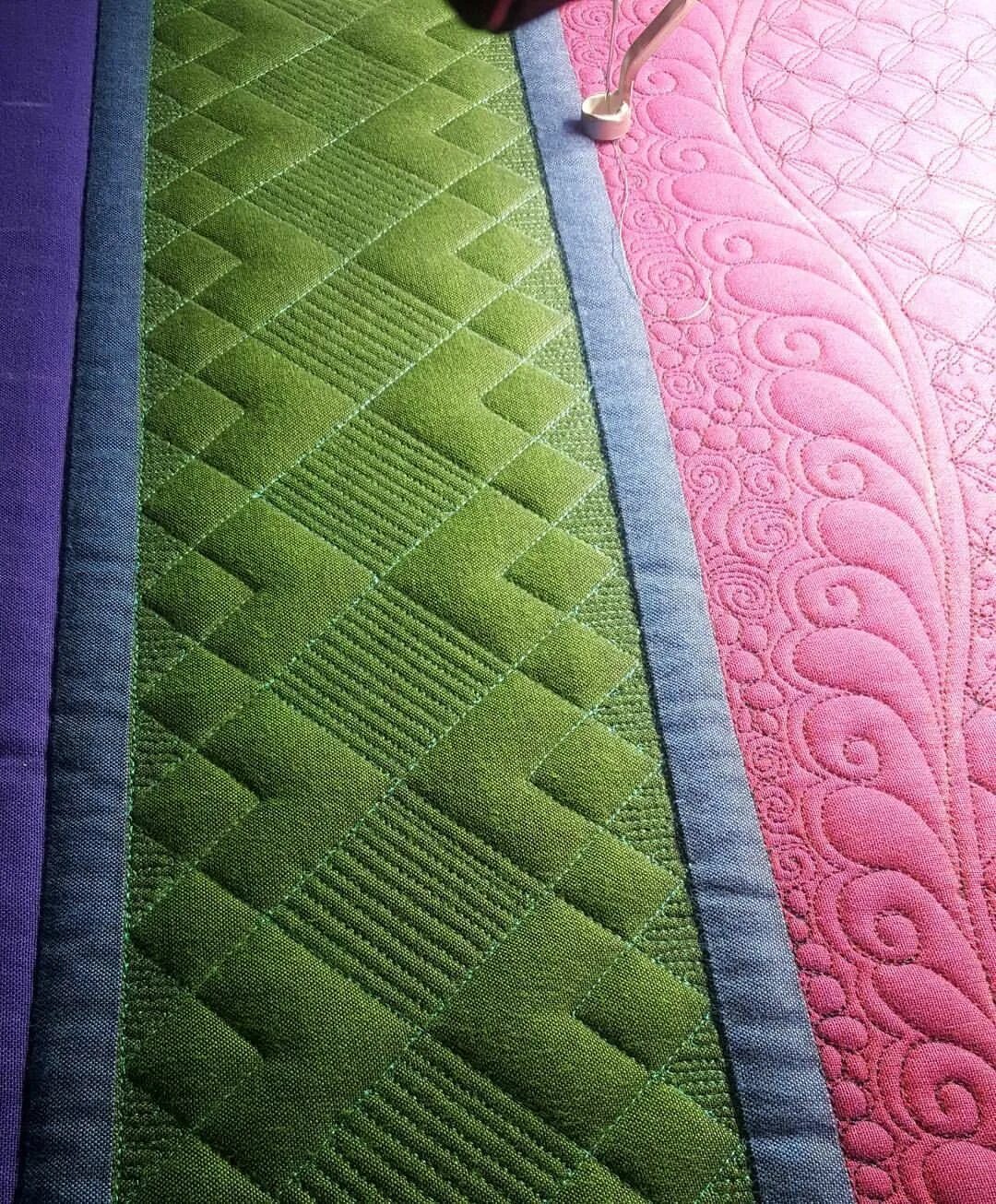 Машинная стежка квилтинг. Пэчворк квилтинг стёжка. Фигурная стежка. Что такое стежка. Стёжка.