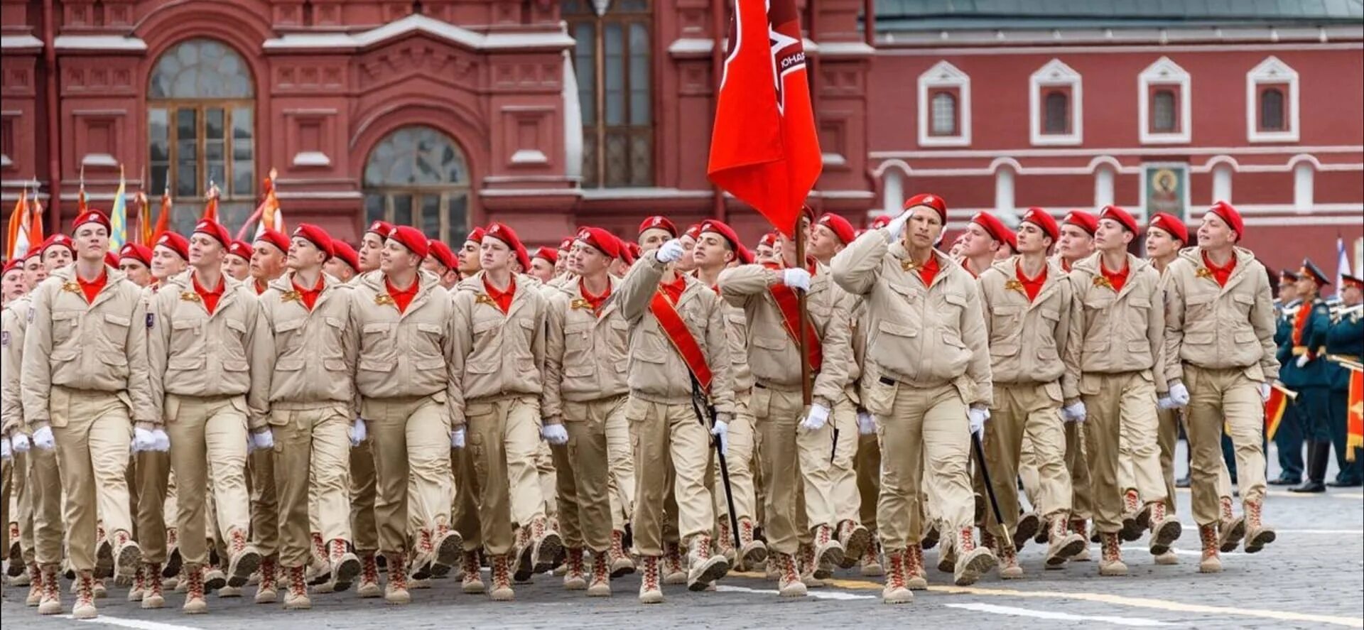 Парад войск в москве. Юнармия на параде Победы в Москве. Красная площадь Москва Юнармия парад. Парад на красной площади юнармейцев. Юнармейцы на параде в Москве.