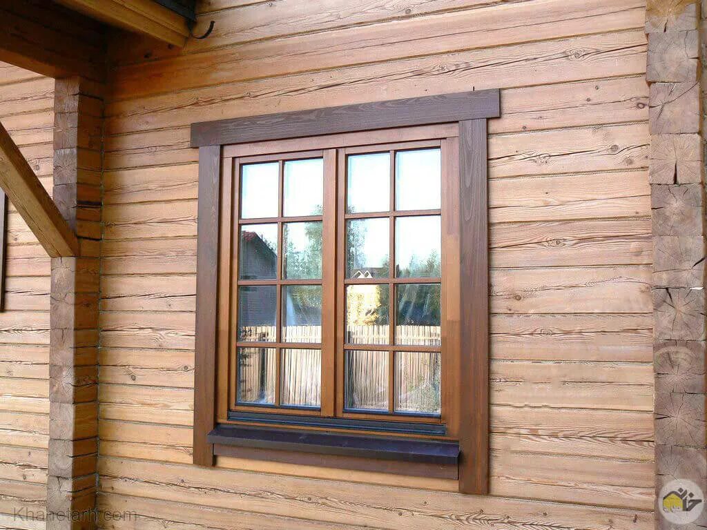 Купить окна в деревянный дом. Окна в деревянном доме. Деревянная обналичка на окна. Наличники на окна деревянные. Наличники в деревянном доме.