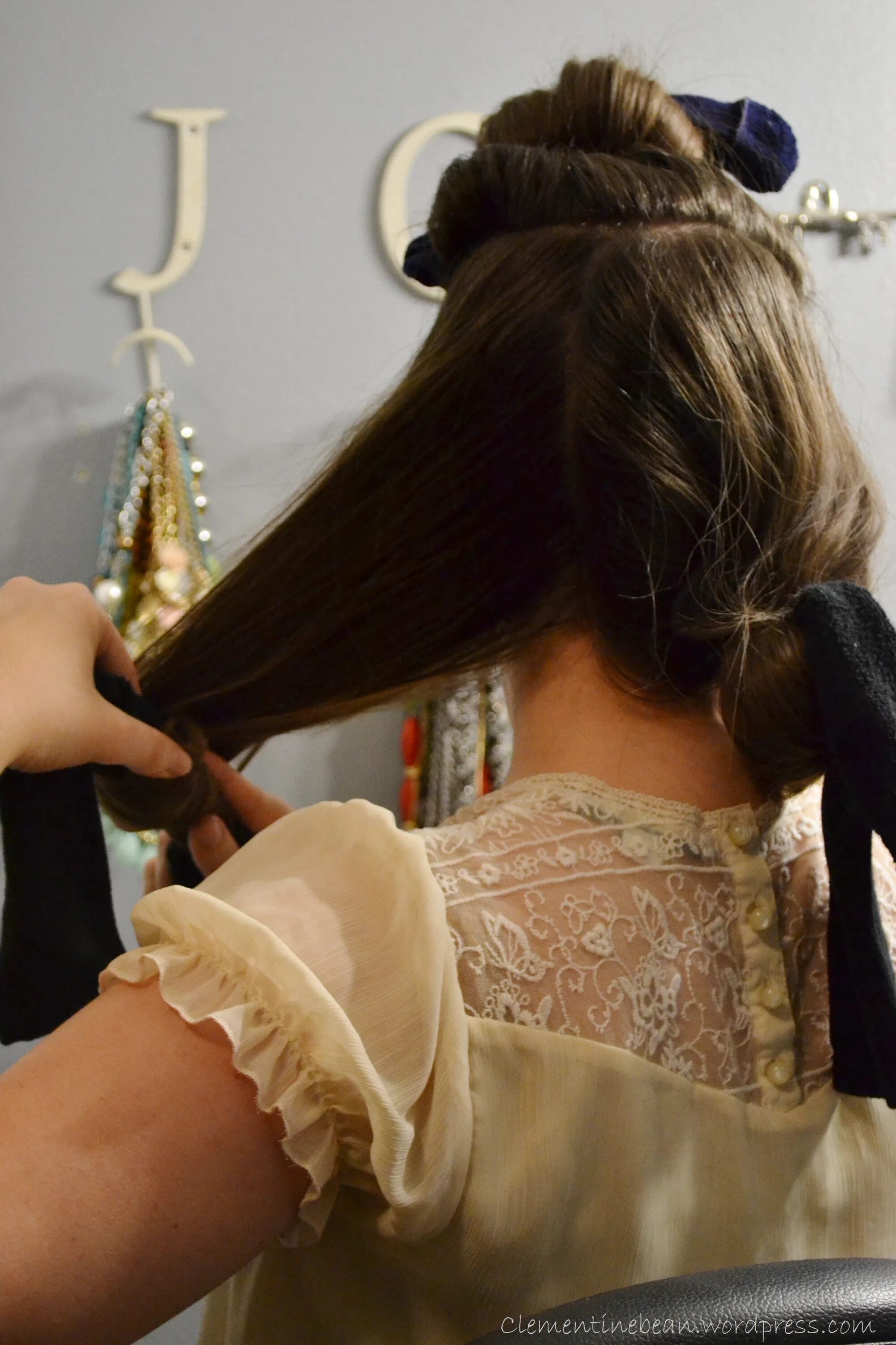 локоны с помощью колготок. кудри на колготки капроновые. кудри на колготки капроновые. кудряшки на платок. кудри на колготки.