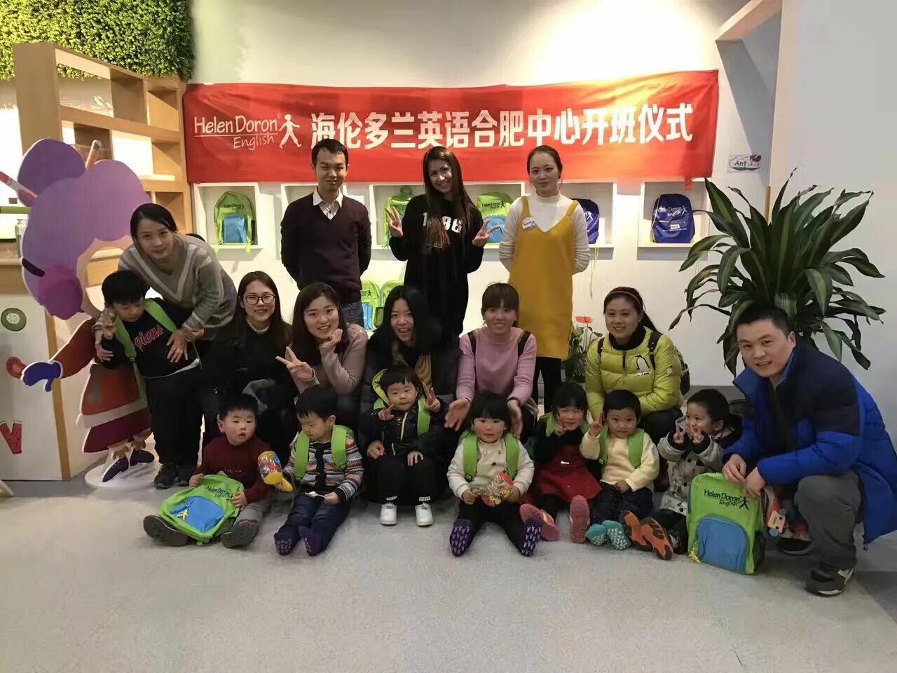 Teacher in china. учитель в китае. учитель английского в китае. китайский учитель и ученик. учитель в китае.