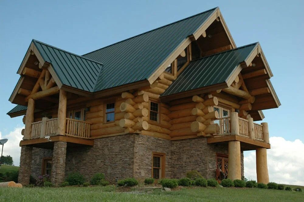 рубленный дом. двухэтажный дом из бревна. псков бревенчатый. срубы дома псковские. дом из кругляка.