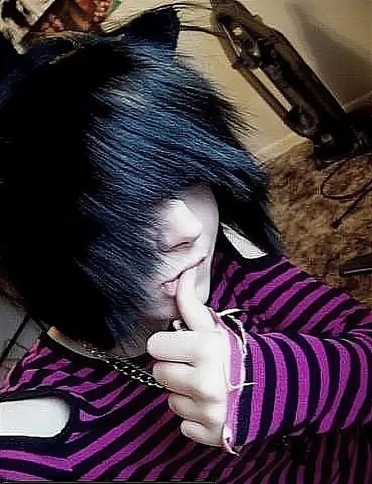 Эмо с фиолетовыми волосами парень. Пацан эмо с фиолетовым волосами. Пацан эмо с фиолетовым волосами. Эмо бой алехандро альварес. Эмо бой мемы.