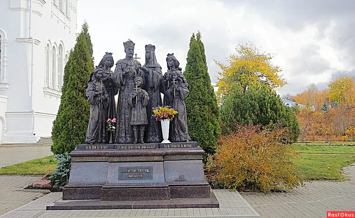 Памятник святой троице. Памятник царской семье в Серафимо-Дивеевском монастыре.. Памятник святым Царственным страстотерпцам. Памятник Царственным страстотерпцам в Дивеево. Памятник святым Царственным страстотерпцам в Екатеринбурге.