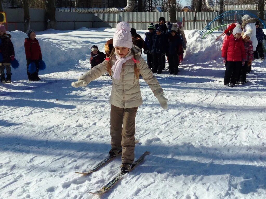 украшение детской площадки в детском саду зимой. украшение площадки в детском саду зимой. украшение детской площадки в детском саду зимой. зимняя площадка в детском саду. украшение зимнего участка в детском саду.