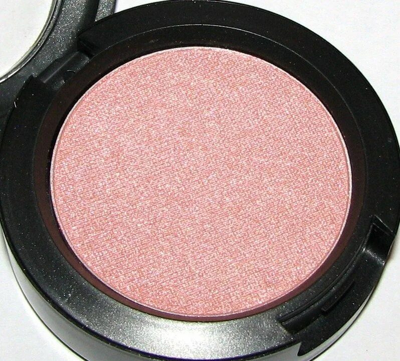 Тени розовые матовые. 3q beauty румяна. Pink shadow. Розовый макияж глаз. Перламутровые розовые тени.