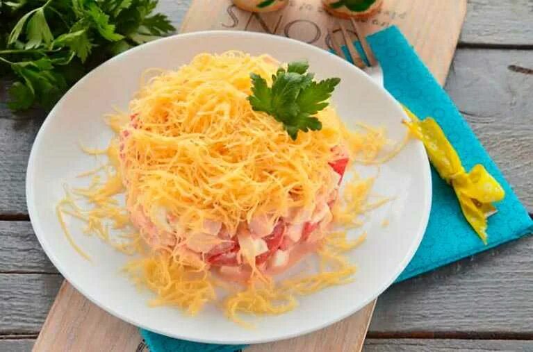 Русская красавица салат русская красавица салат. Салат русская красавица с курицей. Салат русская красавица с ветчиной. Салат русская красавица с ветчиной и курицей. Салат русская красавица с курицей.