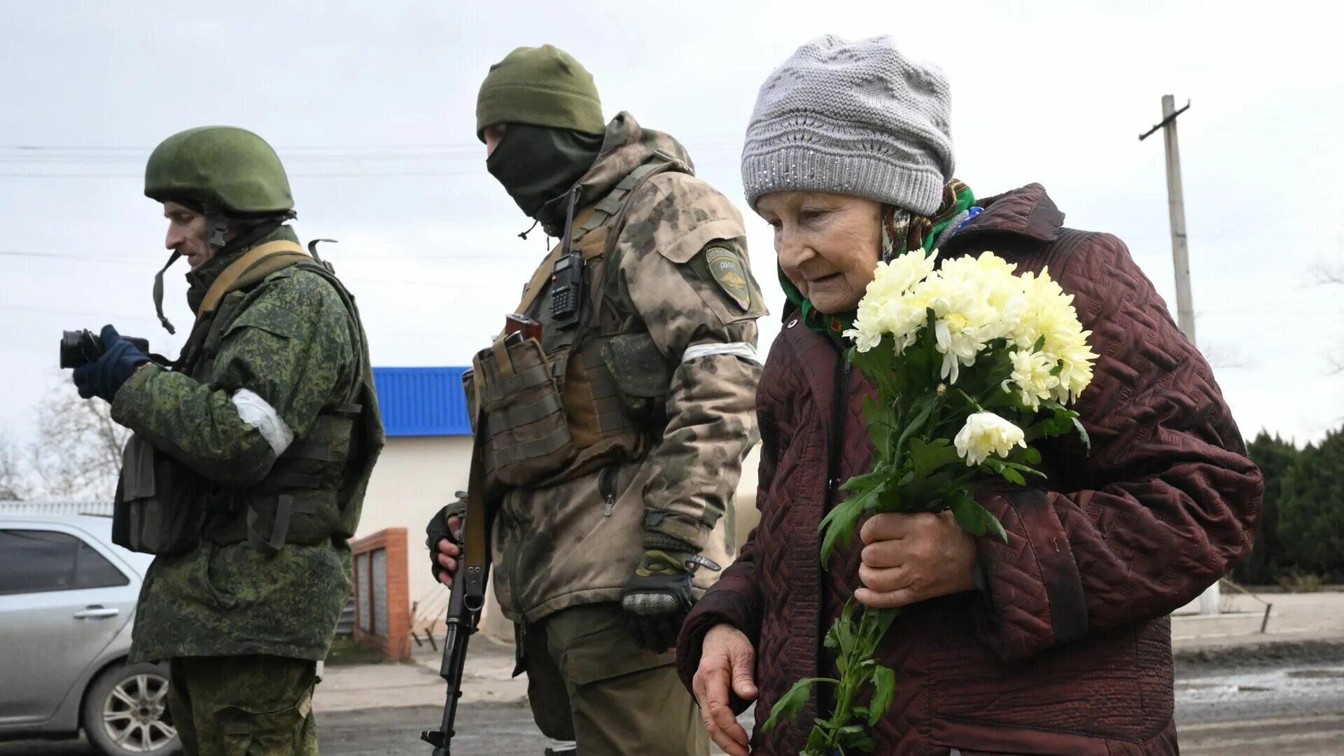Украинские военные. Российские военные помогают. Встреча российских военных. Российские военные на Украине 2022. Передают риа новости
