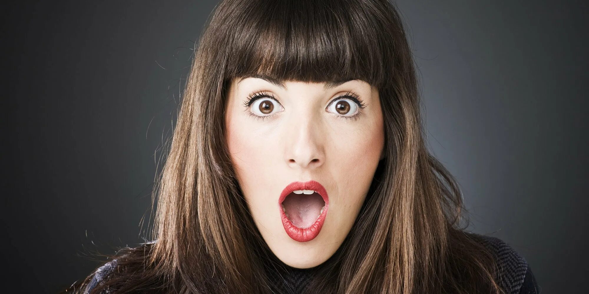 удивлены находкой. девушка в шоке. женщина с открытым ртом от удивления. девушка удивлена. удивлены находкой.