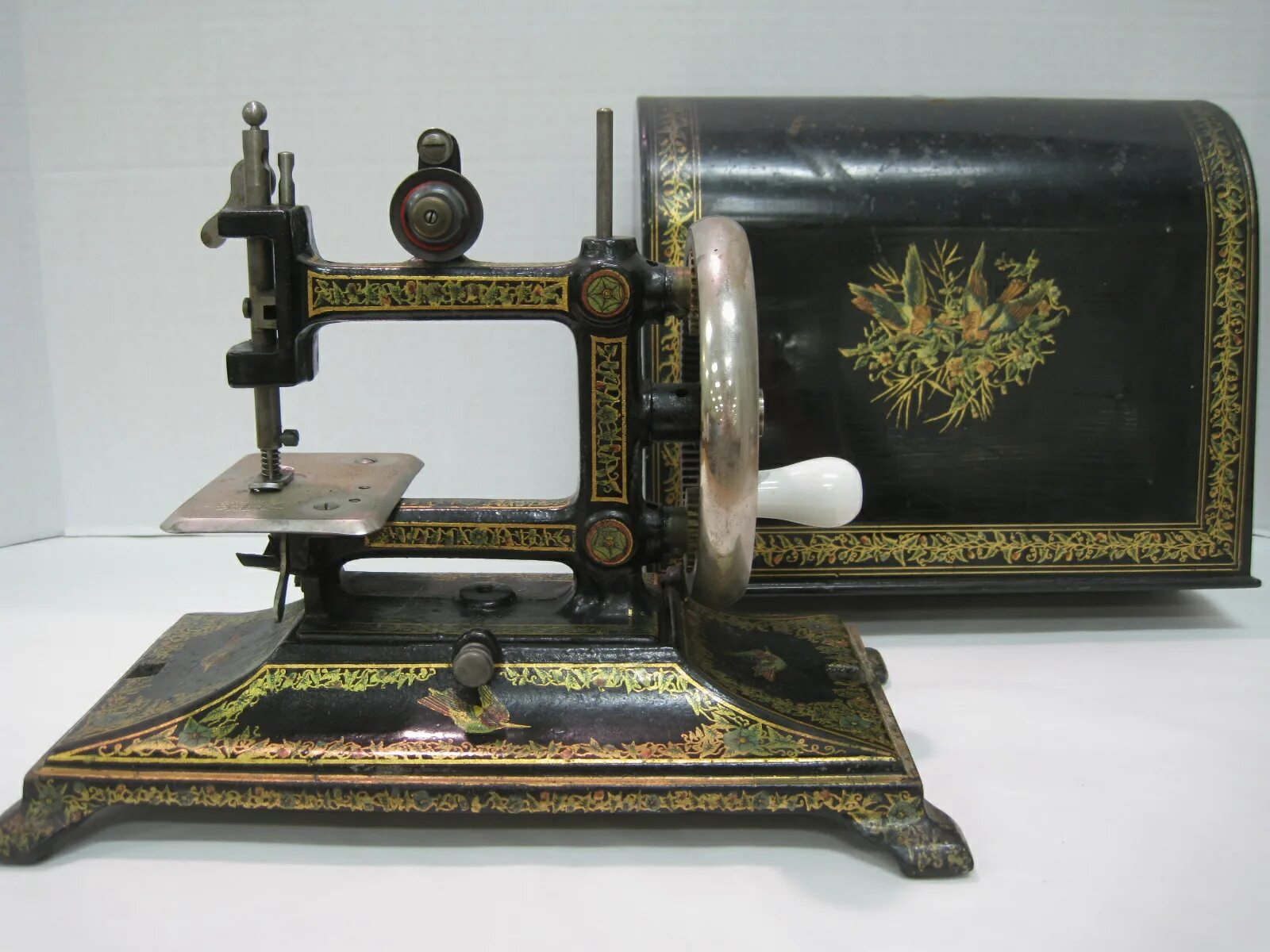 Швейная машинка 18. Швейная машинка 298 Сингер. Зингер 1872 модель. Старинная швейная машинка.